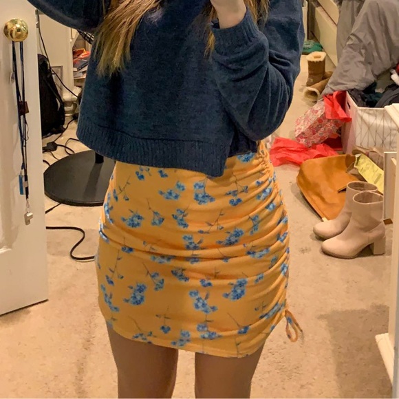 NWT Mustard Printed Jersey Ruched Tie Side Mini Skirt - Picture 3 of 6